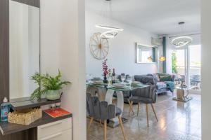 a kitchen and dining room with a table and chairs at Calpe Vacaciones in Calpe