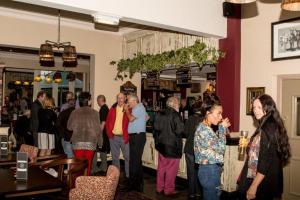 un grupo de personas de pie en una habitación en Bloomfield Brewhouse, en Blackpool