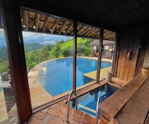 A piscina localizada em Chalé Vista Privilegiada ou nos arredores