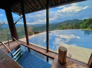A piscina localizada em Chalé Vista Privilegiada ou nos arredores