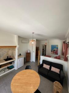Una cama o camas en una habitación de Home Cassis - Maison Julou - Piscine chauffée à 32c