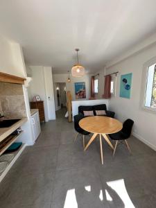 Una cocina o cocineta en Home Cassis - Maison Julou - Piscine chauffée à 32c