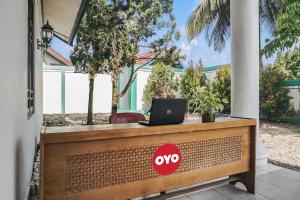 a desk with a laptop on top of it at Hotel O Wisma Pundu Syariah Near Kantor Camat Kota Besi in Kotabesi