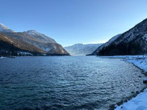un bacino d’acqua con montagne sullo sfondo di Cozy vacation apartment in Achensee, Tirol Austria ad Achenkirch