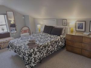 匹兹堡The Peak Mt Washington - Large 2bd Apt w A View的一间卧室配有一张床、梳妆台和一张西德西德西德西德床。