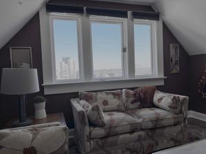 匹兹堡The Peak Mt Washington - Large 2bd Apt w A View的带沙发和3扇窗户的客厅