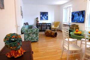 Gallery image of Casa al Lago - Lakefront two-storey apartment on Lake Promenade in Brissago +18 photos