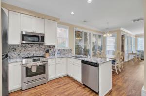 Köök või kööginurk majutusasutuses Boardwalk 124 by Wild Dunes, with Amenities