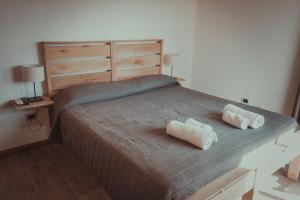 a bedroom with a bed with two towels on it at Pentagrama, casas de campo in Villa General Belgrano +48 photos