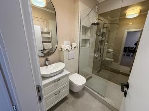 Koupelna v ubytování AVANGARDE SEA Luxury Apartments + 45 fotografií