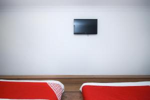 TV a/nebo společenská místnost v ubytování OYO 90820 River Inn