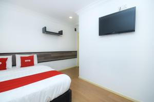 TV a/nebo společenská místnost v ubytování OYO 90820 River Inn
