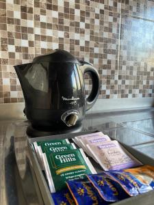 a tea pot sitting on top of a counter with food at Venezia-Monoambiente in Villa Mercedes