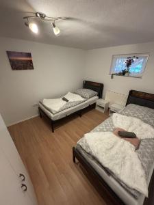 a bedroom with two beds and a window at Gemütliches Messe Zimmer 2-Bett in Ronnenberg