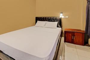 Postel nebo postele na pokoji v ubytování Capital O 92747 Ombak Cafe & Homestay