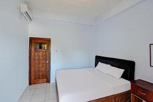 Postel nebo postele na pokoji v ubytování Capital O 92747 Ombak Cafe & Homestay