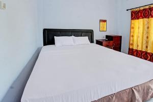 Postel nebo postele na pokoji v ubytování Capital O 92747 Ombak Cafe & Homestay
