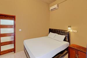 Postel nebo postele na pokoji v ubytování Capital O 92747 Ombak Cafe & Homestay