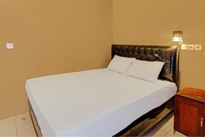 Postel nebo postele na pokoji v ubytování Capital O 92747 Ombak Cafe & Homestay