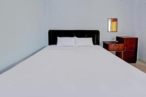 Postel nebo postele na pokoji v ubytování Capital O 92747 Ombak Cafe & Homestay + 16 fotografií