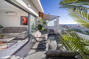 Ein Balkon oder eine Terrasse in der Unterkunft HiddenGems Residences 202 - The LXR Penthouse - Pool & Beach Steps