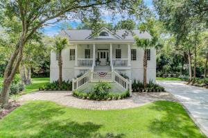 una casa blanca con un porche delantero con árboles en Fairway Oaks 33 by Wild Dunes, with Amenities, en Isle of Palms