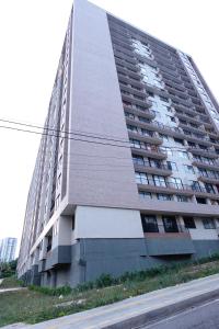 un condominio alto con un alto di Apartamento frente a clínica Foscal a Floridablanca