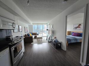 Η κουζίνα ή μικρή κουζίνα στο Downtown Toronto Condo, Free indoor parking with amazing view