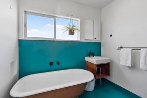Absolute Waterfront Only 15 minutes From Hobart的一间浴室