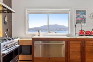 Absolute Waterfront Only 15 minutes From Hobart的厨房或小厨房