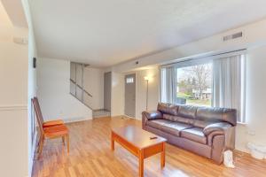 Stow2 Mi to Bow Wow Beach Townhome with Pool Access!的配有皮沙发和桌子的客厅