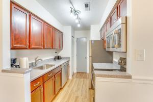 Stow2 Mi to Bow Wow Beach Townhome with Pool Access!的带水槽和冰箱的厨房