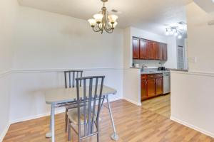 2 Mi to Bow Wow Beach Townhome with Pool Access!的厨房或小厨房