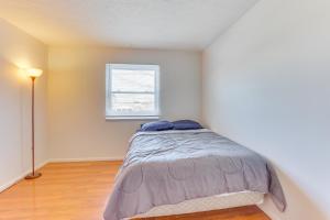 2 Mi to Bow Wow Beach Townhome with Pool Access!客房内的一张或多张床位