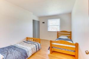 Stow2 Mi to Bow Wow Beach Townhome with Pool Access!的有两张床和一扇窗户的卧室