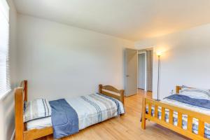 Stow2 Mi to Bow Wow Beach Townhome with Pool Access!的一间卧室，有两张床和木地板