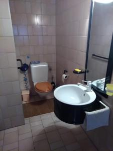 Phòng tắm tại Grand appartement atypique à la montagne avec vue unique