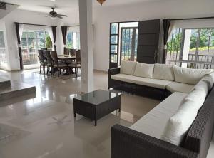 Χώρος καθιστικού στο Najuve