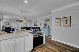 cocina y sala de estar con fogones en Grand Pavilion 10 by Wild Dunes, Luxury Home, en Isle of Palms