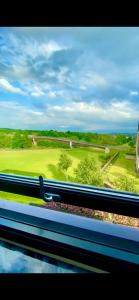 una ventana de tren con vistas al campo de golf en Private Bedroom & Bathroom with Amazing View in Quirky Townhouse, en Glasgow