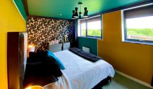 1 dormitorio con cama blanca y paredes verdes en Private Bedroom & Bathroom with Amazing View in Quirky Townhouse, en Glasgow