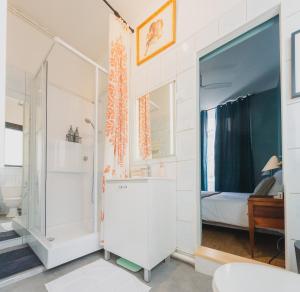 un bagno con doccia in vetro e un letto di Les Fougères #MaisonSavaron a Clermont-Ferrand Altre 52 foto