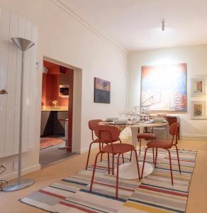 una sala da pranzo con tavolo e sedie di Les Fougères #MaisonSavaron a Clermont-Ferrand