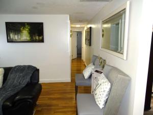 ein Wohnzimmer mit einer Couch und einem Sessel in der Unterkunft Comfortable and Convenient 3 Bed Home in Randolph