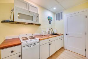 Cuisine ou kitchenette dans l'établissement Waterfront Getaway with Dock and Views in Ocracoke!