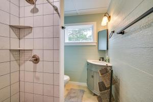 une salle de bain avec une douche, des toilettes et un lavabo dans l'établissement Waterfront Getaway with Dock and Views in Ocracoke!, à Ocracoke