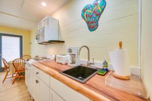 Cuisine ou kitchenette dans l'établissement Waterfront Getaway with Dock and Views in Ocracoke!