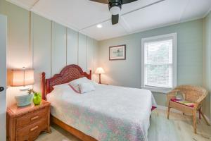 une chambre avec un lit, une chaise et une fenêtre dans l'établissement Waterfront Getaway with Dock and Views in Ocracoke!, à Ocracoke