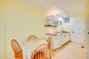Cuisine ou kitchenette dans l'établissement Waterfront Getaway with Dock and Views in Ocracoke!