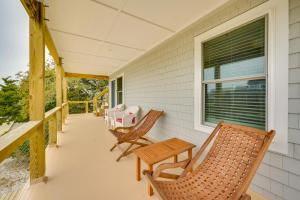 une véranda avec des fauteuils à bascule et une fenêtre dans l'établissement Waterfront Getaway with Dock and Views in Ocracoke!, à Ocracoke